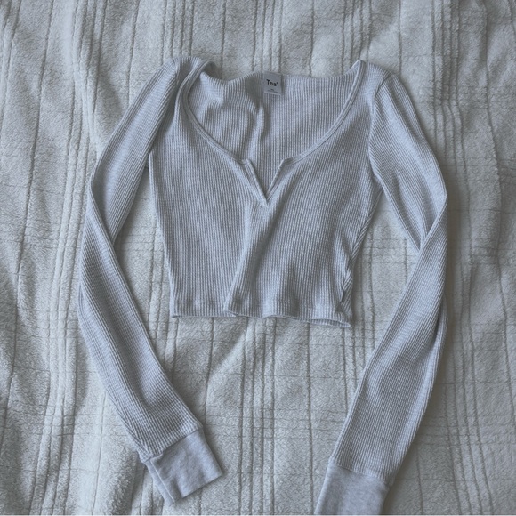 Aritzia Tops - Aritzia TNA cropped long sleeve! Size 2xs (fits xs)